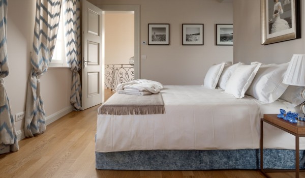 Double bed in the bedroom in the luxury holiday villa Lea in Vabriga in Istria