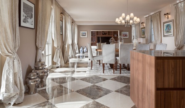 The interior of the luxury villa Lea in Vabriga in Istria with a large round dining table and chairs