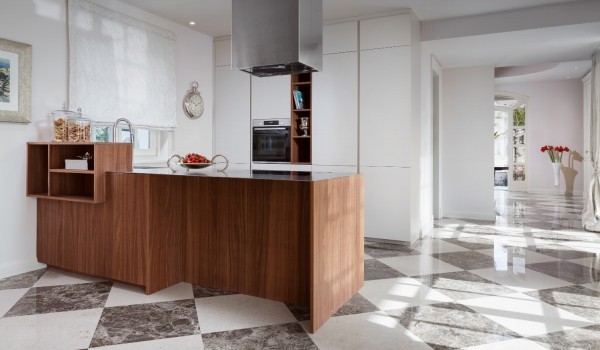 Kitchen equipped with oven, stove, fridge and kitchen island in luxury villa Lea in Vabriga in Istria
