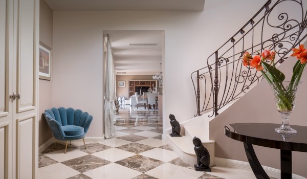 View of the living room and the stairs leading to the first floor of the luxury villa Lea in Vabriga in Istria