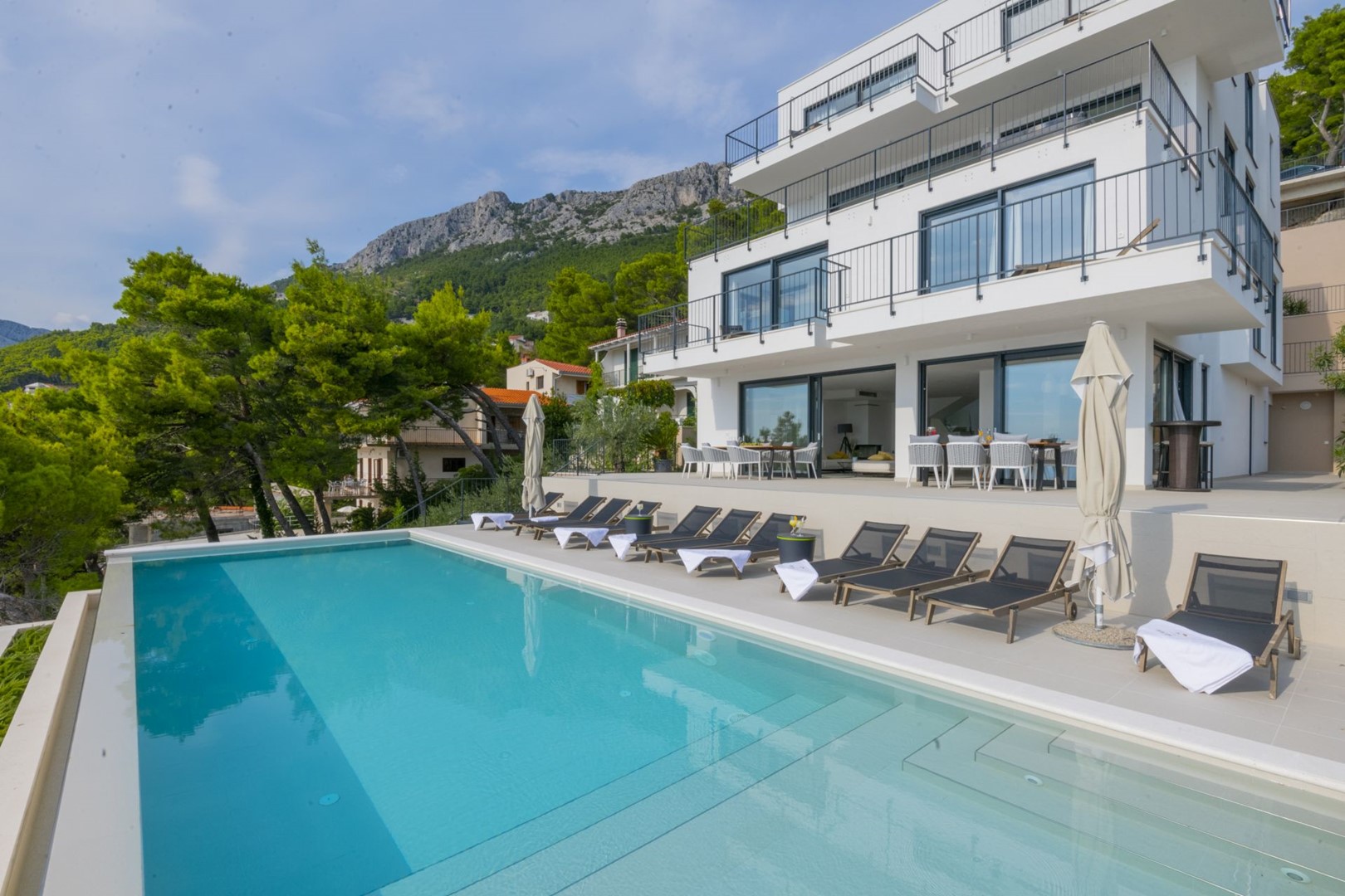 Eksterijer luksuzne vile  Glorious Brela s privatnim grijanim bazenom i vanjskom terasom sa sunčalištem i ležaljkama u Brelima