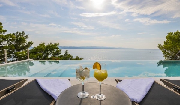 A refreshing drink served on the outdoor terrace with a view of the sea in the luxurious rental villa Glorious Brela with a private sauna in Brela