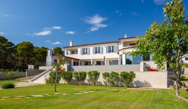 Landscaped garden in front of the Beachfront villa Sea Whisper with concierge service and indoor pool