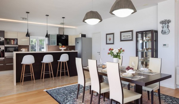 Kitchen and dining table on the ground floor of the Sibenik family villa for vacation by the sea in Sibenik