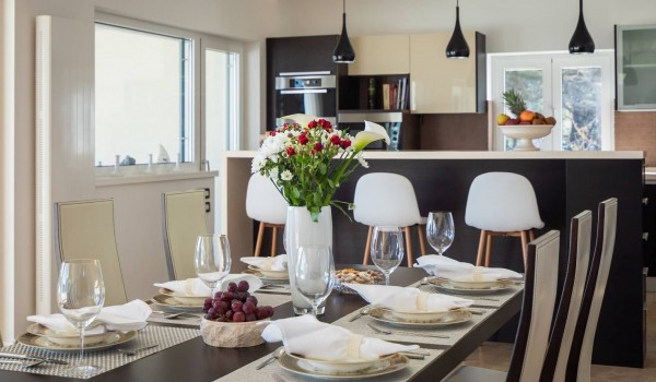 Kitchen and dining table on the ground floor of the Sibenik family villa for vacation by the sea in Sibenik