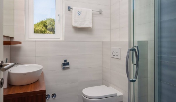 En suite bathroom in a bedroom of a luxury family villa Sea Whisper SIbenik with concierge service and wine collection
