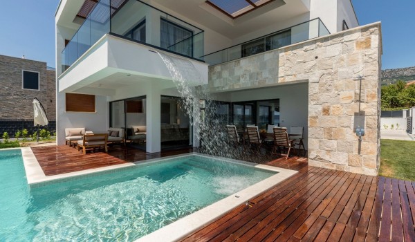 Infinity pool on the terrace of the vacation villa with parking and Wi-Fi in Split