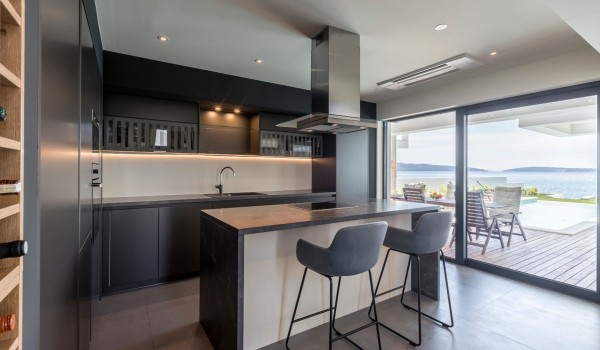 Fully equipped kitchen with fridge, electric stove, oven and wine rack in the luxury villa for vacation and rent in Split