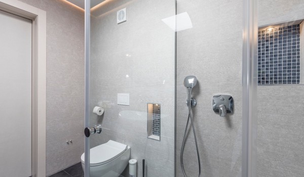 En suite bathroom in the bedroom of the vacation villa with private pool in Split with total privacy