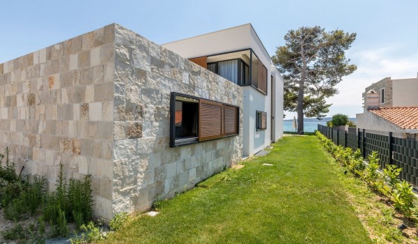 Landscaped garden of the luxury family villa with private parking and Wi-Fi with total privacy