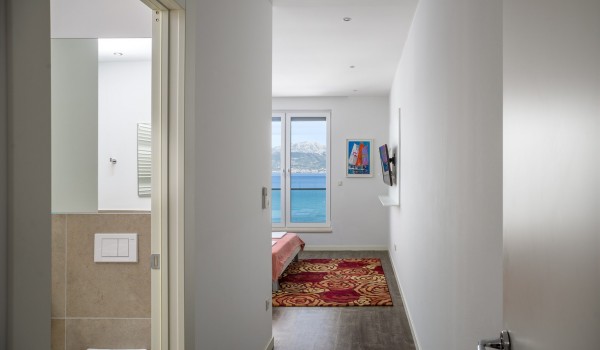 View of a double bed in a bedroom with en suite bathroom in a luxury Ciovo villa with private pool and gym