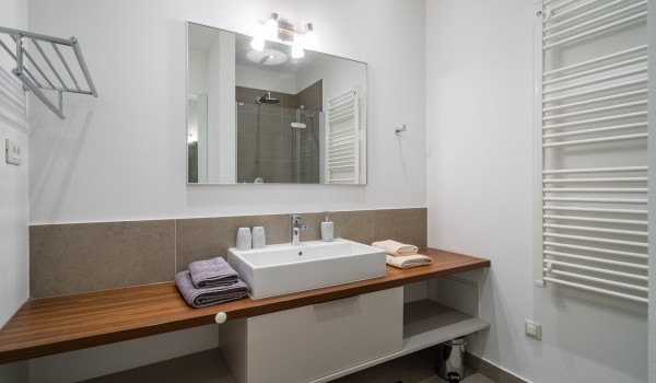 Sink in en suite bathroom of a luxury holiday villa for rent at the beach in Ciovo