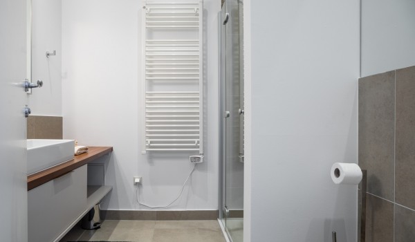 En suite bathroom in a bedroom of a luxury vacation villa with private pool and parking