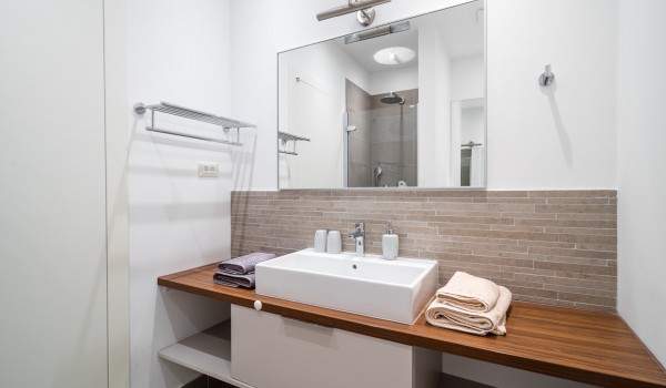 Sink in en suite bathroom of a luxury holiday villa for rent at the beach in Ciovo with total privacy