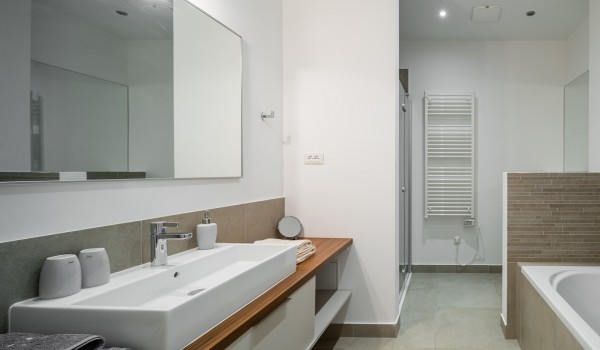 Sink and walk-in shower in en suite bathroom in a bedroom of a luxury family villa for vacation at the beach in Ciovo