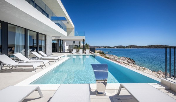 Элитная вилла Supreme Rogoznica 1 с инфинити подогреваемым бассейном у моря