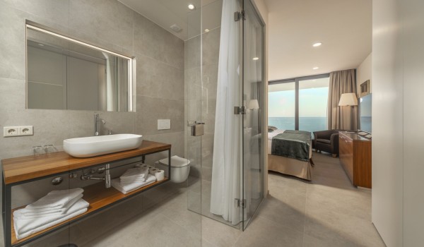 En suite bathroom equipped with a sink, shower cabin and toilet in the bedroom in the luxury vacation villa Supreme Rogoznica 2 in Rogoznica