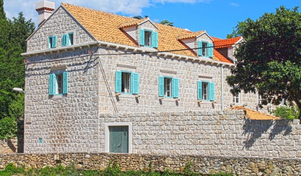 Luxury Dubrovnik villa for family vacations Cavtat Iliria with jacuzzi, private garden, outdoor shower and covered seating area