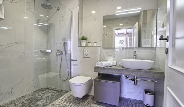 Luxurious bathroom with a shower on the first floor of the historic stone villa Cavtat Iliria for a family rent and vacation near Dubrovnik