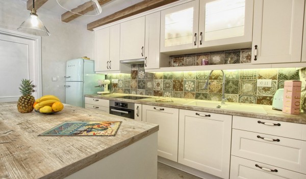 Beautiful air-conditioned dining area and a fully equipped kitchen on the ground floor of a private holiday rental with a jacuzzi and a sea-view