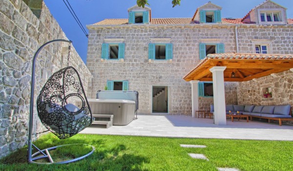 Fully fenced property of the Croatian luxury vacation villa Cavtat Iliria with jacuzzi, garden, outdoor shower and covered seating area