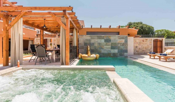 Private pool and jacuzzi in a Croatian luxury family villa with sauna and parking