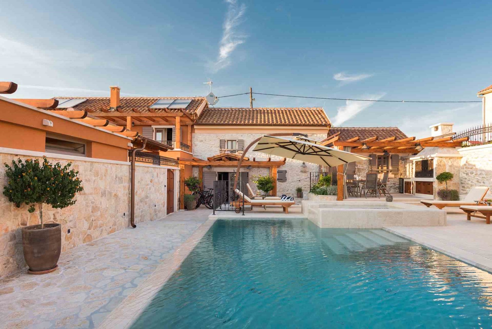 Kroatien Luxusvilla Finessa Skradin 2 mit privatem beheiztem Pool, Sauna und Whirlpool mit absoluter Privatsphäre