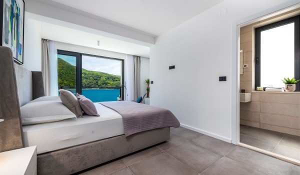 Bedroom of Croatia luxury rental villa with private bathroom with shower for family vacation in Dubrovnik