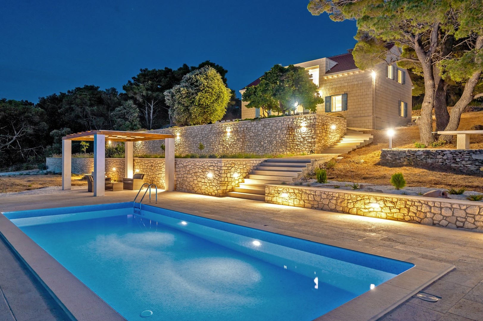 Außenansicht der kroatische Luxusvilla Castello di Pietra mit privatem beheiztem Pool auf der Insel Brač