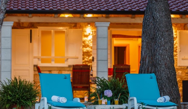 Deck chairs for relaxing on the terrace of the Dalmatian stone house with private parking