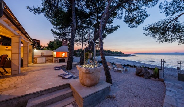 Terrace and sandy courtyard overlooking the beach in the Brac stone house for holiday by the sea