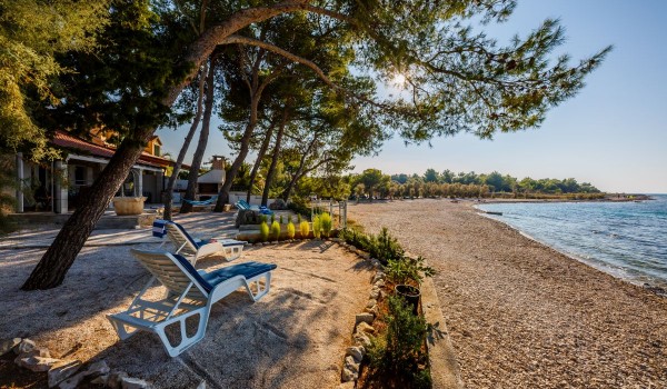 Deck chairs with beach view in the traditional holiday house on Brac island with private parking