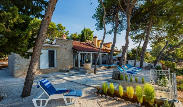 Deck chairs with beach view in the traditional holiday house on Brac island with private parking