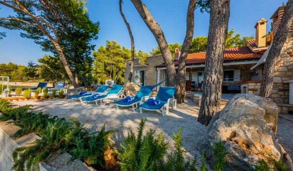Deck chairs with beach view in the traditional holiday house on Brac island with private parking
