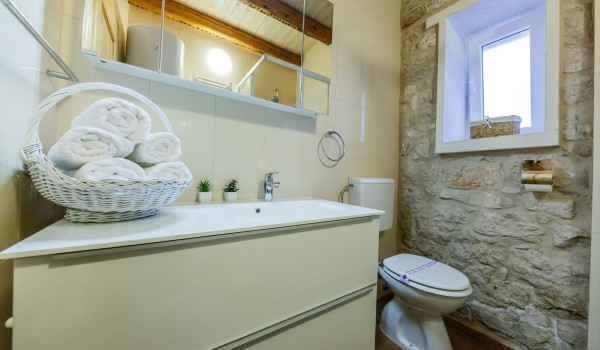 Bathroom of a traditional stone villa Summer Retreat with private parking and wifi