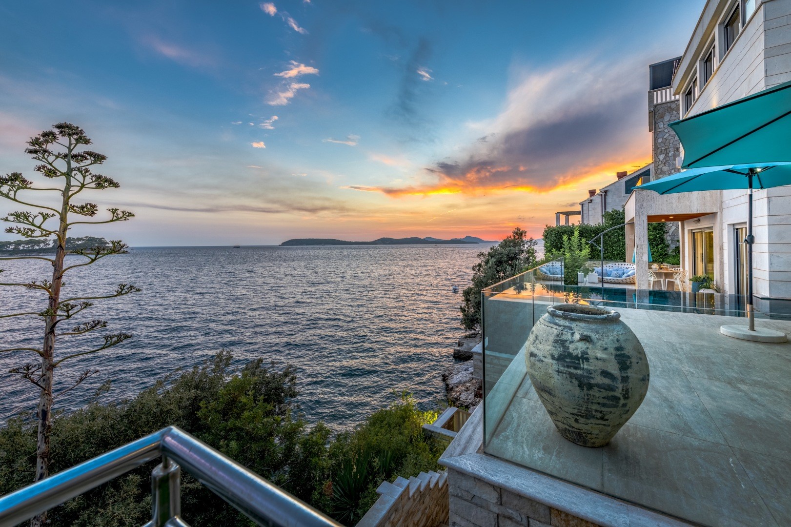 Pogled na more s balkona luksuzne hrvatske vile za najam i odmor uz more Lux Life u Dubrovniku