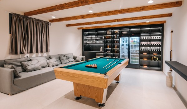 Modern space for socializing with a pool table, wine cabinet and ice machine in a villa for rent with a swimming pool by the sea and the beach Summer Dream Privacy Novalja on the island of Pa