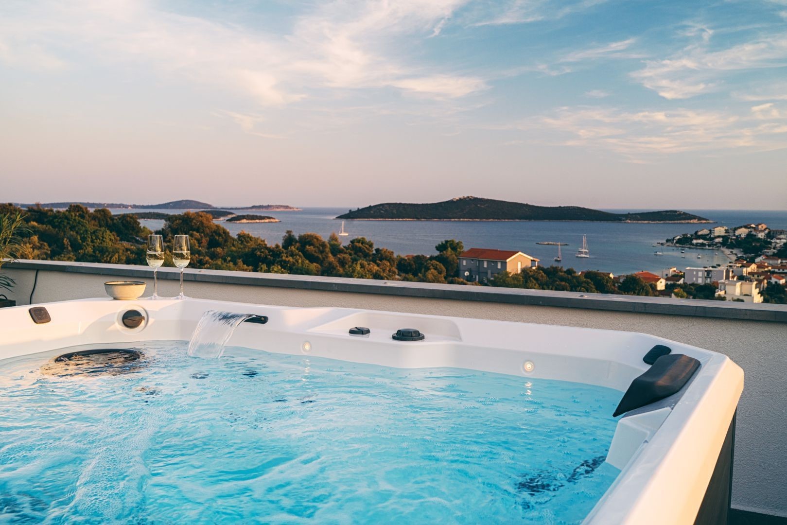 Whirlpool im Freien der kroatischen luxuriösen Mietvilla Adoreum mit Meerblick, perfekt zum Entspannen mit Freunden und Familie