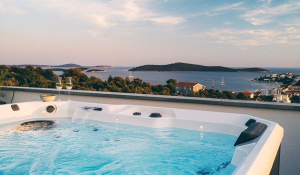 Luksuzna vila Adoreum s bazenom i krovnim jacuzzijem