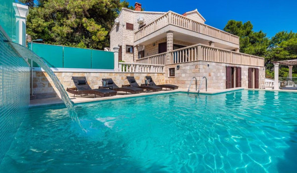 Luksuzna vila Blue Bay Brač s privatnim bazenom i parkingom