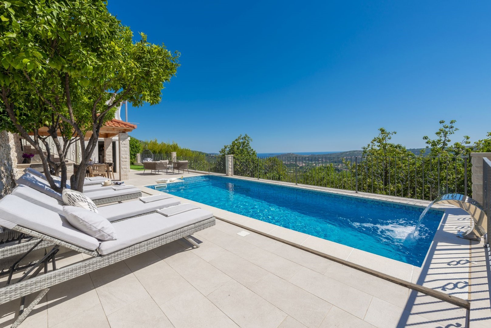 Privatna terasa dubrovačke luksuzne vile Majestic s bazenom i ležaljkama za odmor i najam