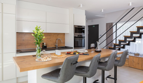 Kitchen island with 4 chairs in the modernly decorated kitchen of the luxurious Croatia villa Indigo for rent in Razanj