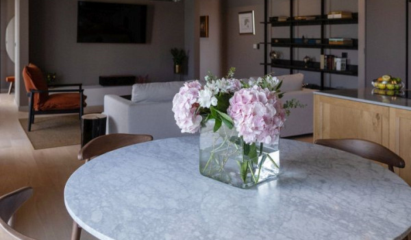 Richly decorated living room with dining room and fully equipped kitchen on the ground floor of a luxury house for rent and vacation