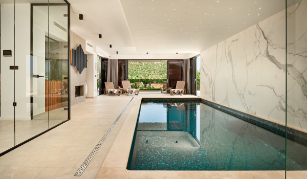Spa area with an indoor private pool surrounded by sun loungers in the Dalmatian home for rent and holiday Thalia Marina