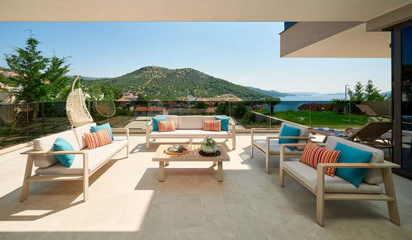 Outdoor seating corner with a table on the terrace of the family vacation villa Thalia in Marina