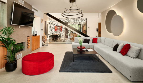 SAT TV and a comfortable corner sofa in the airy living room of the Croatian villa for family vacations Thalia in Marina