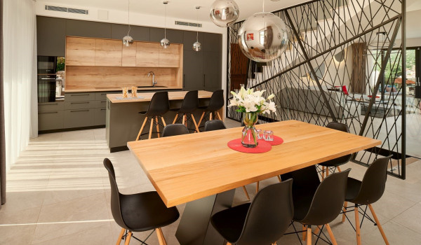 Elegant interior of the fully equipped kitchen and dining area with table and chairs of the villa for vacation Thalia in Marina