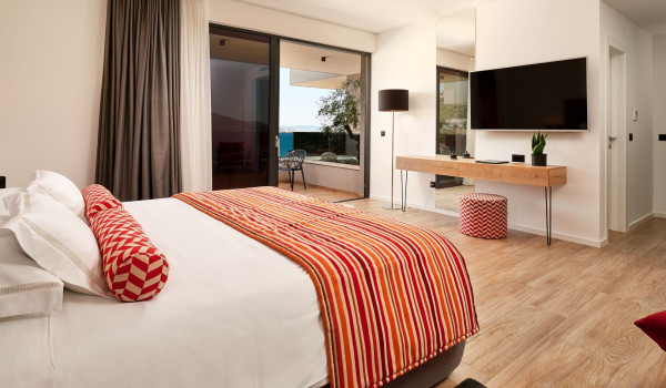Elegant bedroom with a comfortable king size bed and SAT TV in the family villa for holiday in Marina