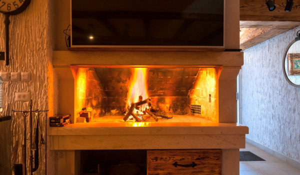 Wood barbecue in the tavern of the family vacation home Thalia in Marina