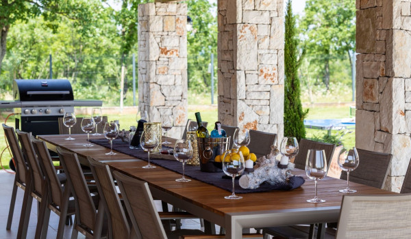 The dining area is next to the private heated pool measuring 75 m2 with the possibility of swimming against the current